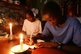 Dans une ville d'étudiants où il n'y a pas d'électricité à la veille des examens, tout le monde trouve des solutions. 
